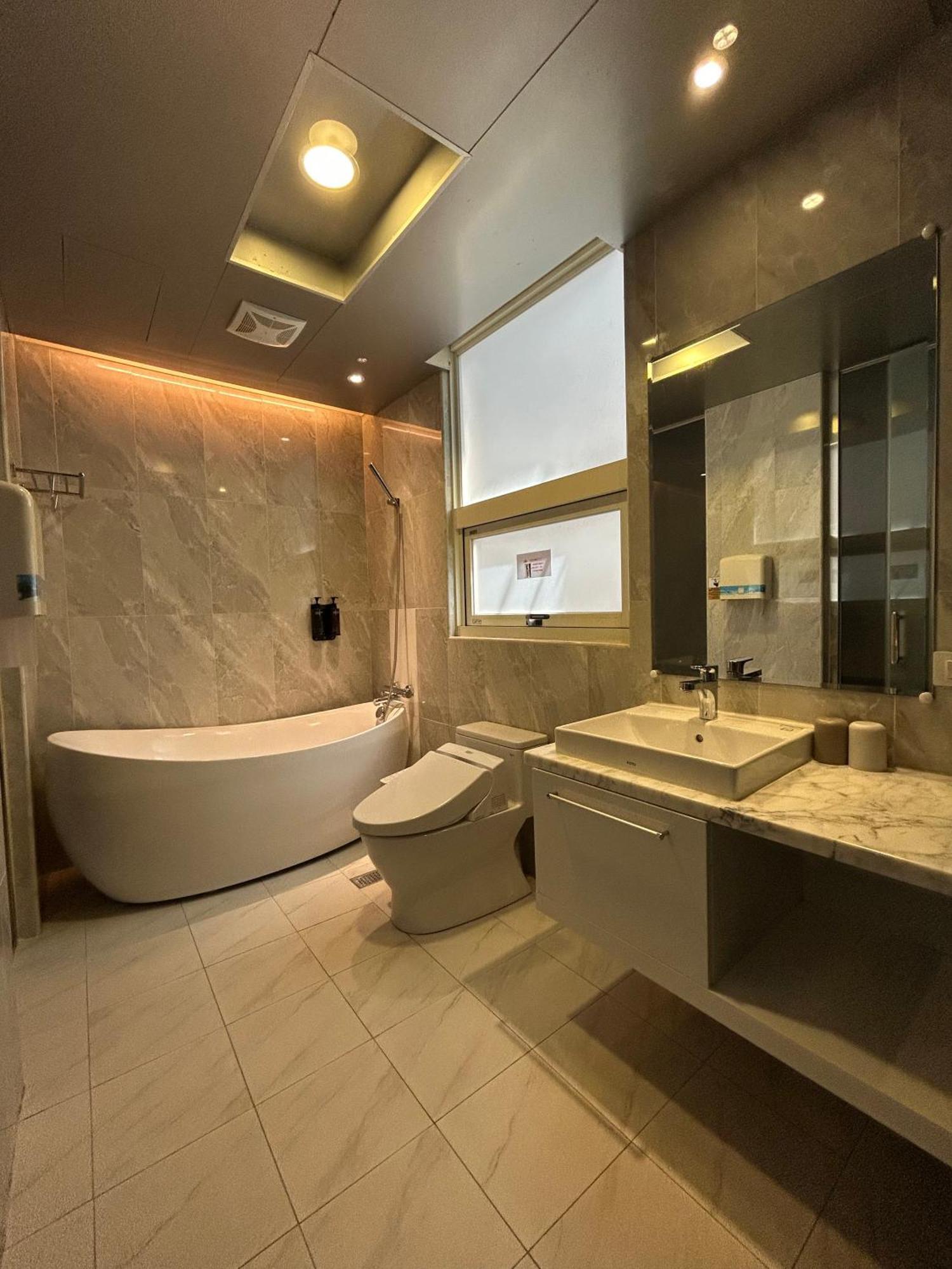 Benz Hotel Zhongli Exterior photo
